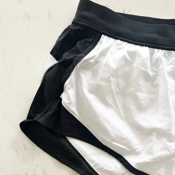 Victoria Sport Run Shorts White Lined - Picture 8 of 10